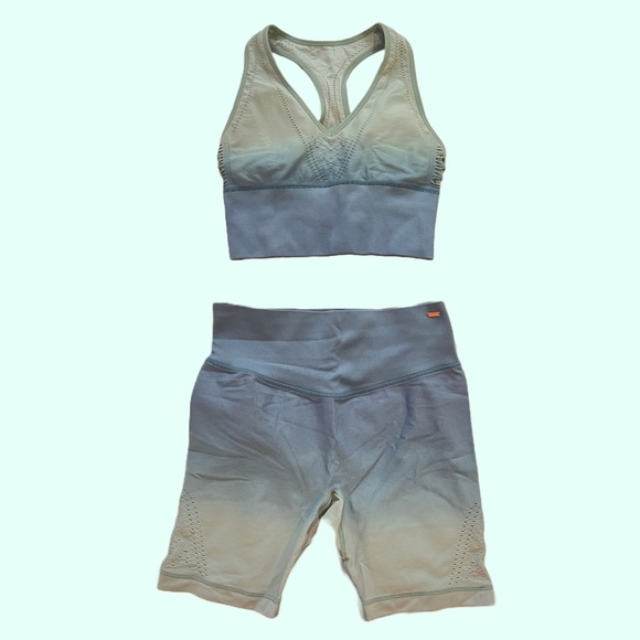 VICTORIA SECRET PINK WORKOUT MATCHING SET
TOP: x small
Shorts: small - Picture 1 of 6